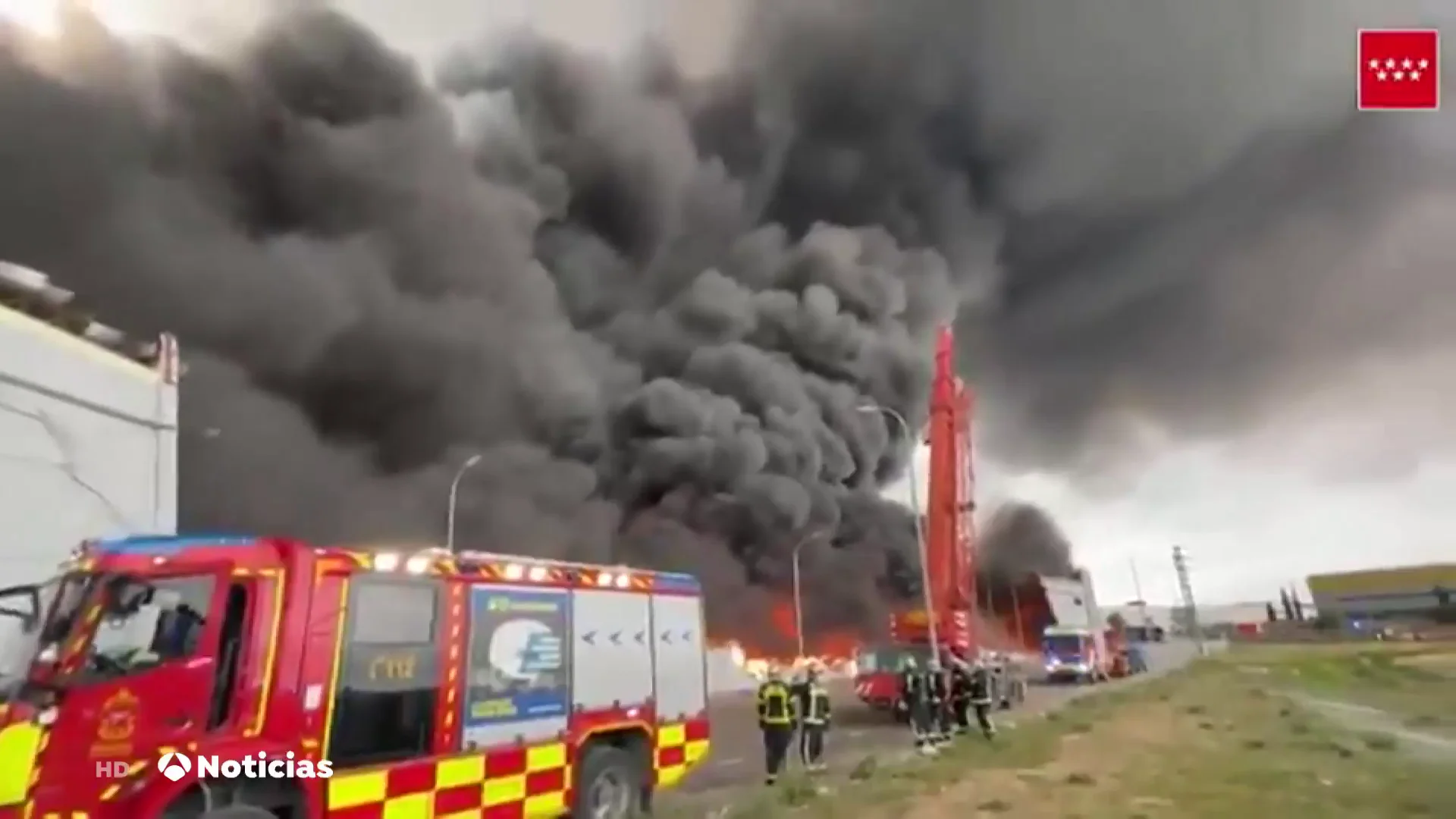 Espectacular incendio en un polígono industrial de Seseña Espectacular incendio en un polígono industrial de Seseña