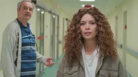 Hatice muere: el destino muestra su cara más cruel a Bahar, Sirin y Enver en 'Mujer' Hatice muere: el destino muestra su cara más cruel a Bahar, Sirin y Enver en 'Mujer'