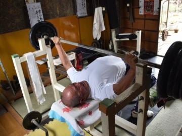 Takeshi Shirakawa, el japonés de 72 años que ha logrado un récord del mundo de press banca: ¡122 kilos!