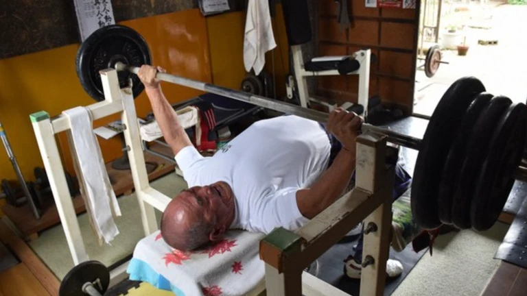 Takeshi Shirakawa, el japon&eacute;s de 72 a&ntilde;os que ha logrado un r&eacute;cord del mundo de press banca: &iexcl;122 kilos!