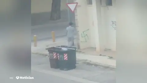 Graban dibujando una nueva esvástica al presunto autor de más de 700 pintadas nazis Graban dibujando una nueva esvástica al presunto autor de más de 700 pintadas nazis