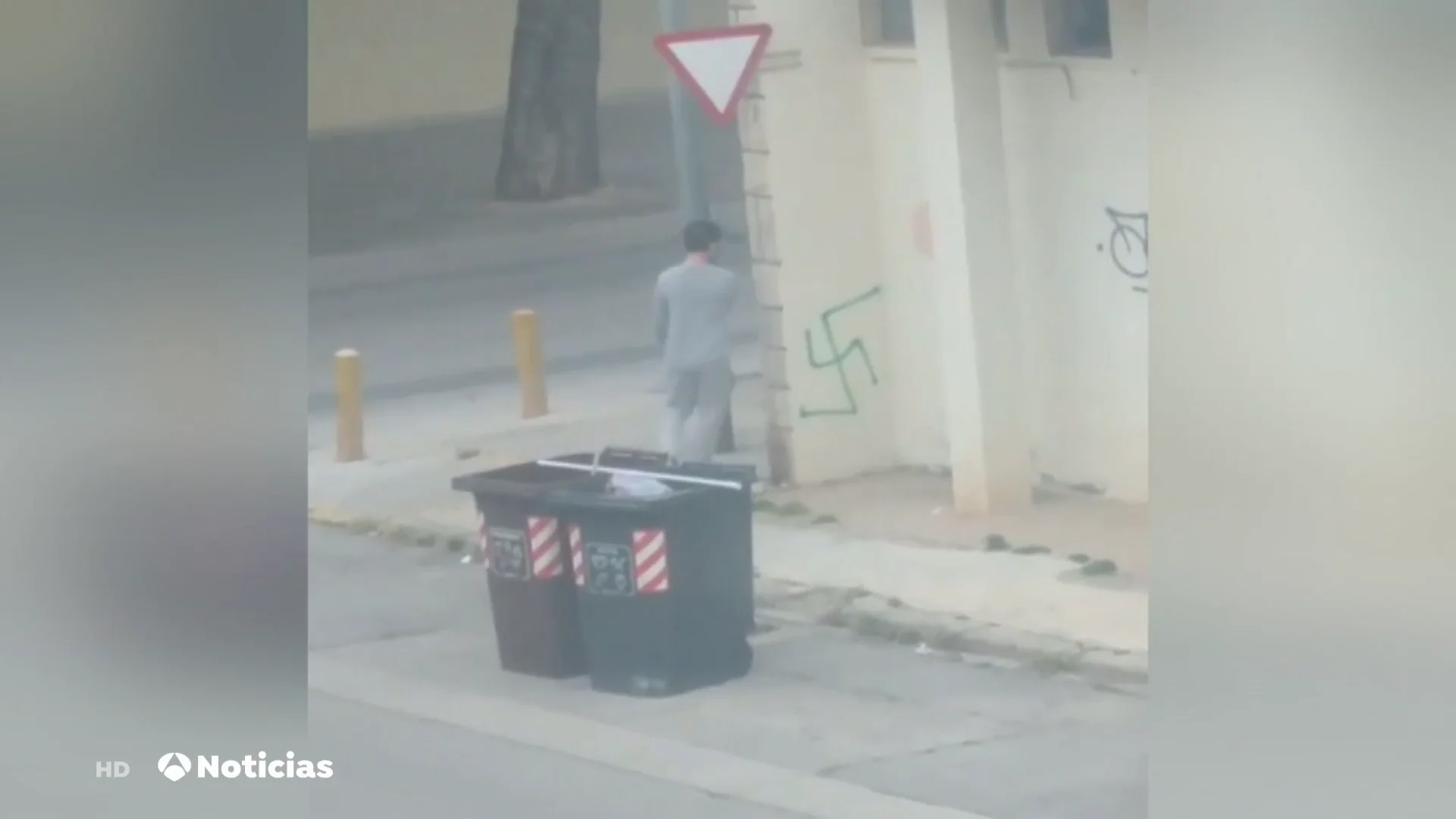Graban dibujando una nueva esvástica al presunto autor de más de 700 pintadas nazis Graban dibujando una nueva esvástica al presunto autor de más de 700 pintadas nazis