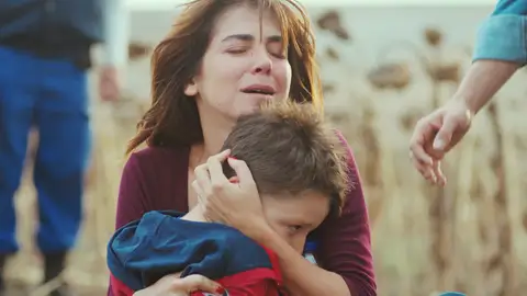 Ceyda y Emre encuentran a Arda en 'Mujer' Ceyda y Emre encuentran a Arda en 'Mujer'