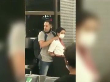 El hombre que ha tomado como rehén a una azafata