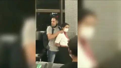 El hombre que ha tomado como rehén a una azafata El hombre que ha tomado como rehén a una azafata