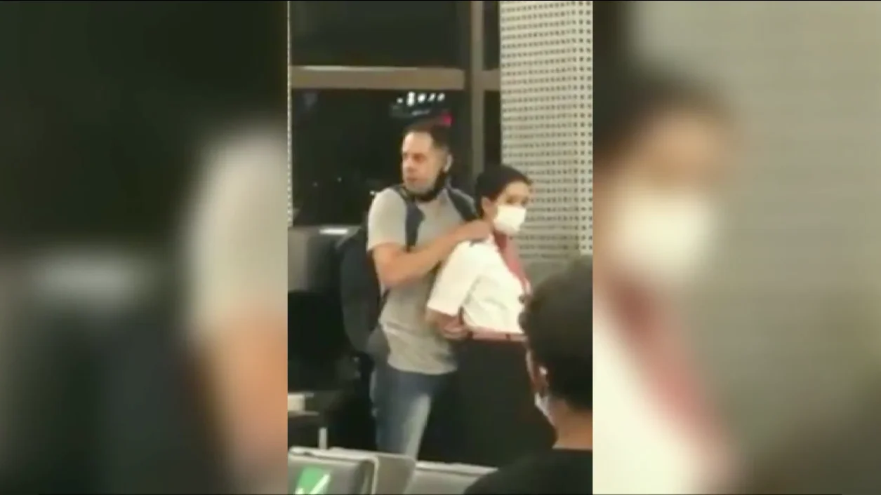 El hombre que ha tomado como rehén a una azafata El hombre que ha tomado como rehén a una azafata