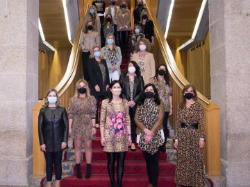 Vestidas con estampados de leopardo contra el "ataque machista" del presidente la Diputación de Lugo