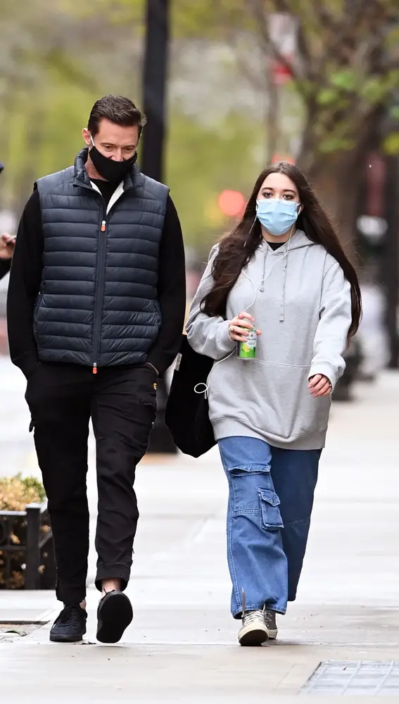 Hugh Jackman paseando junto a su hija Ava Eliot