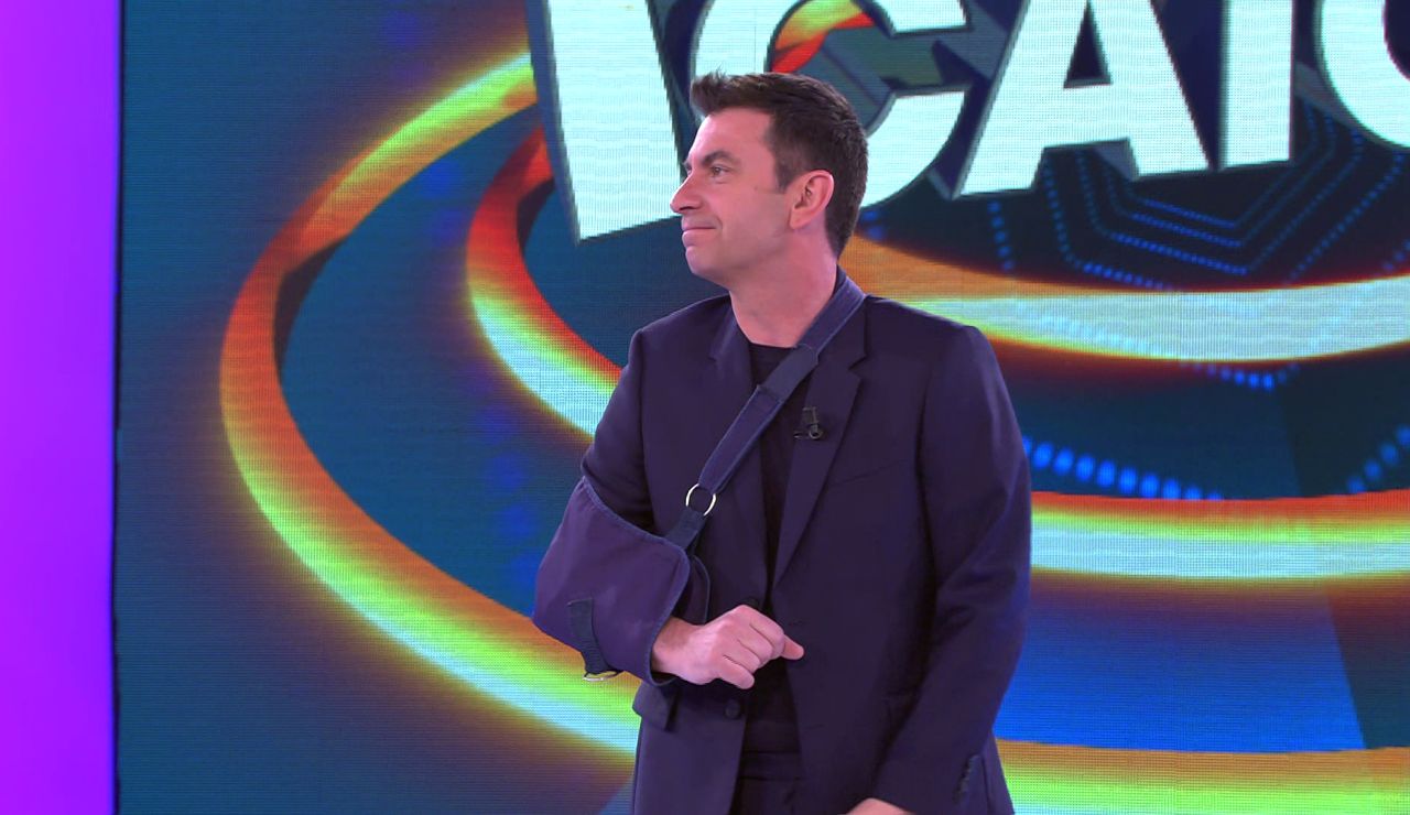 ¿Qué le habrá pasado? Arturo Valls arranca ‘¡Ahora caigo!’ con un brazo en cabestrillo ¿Qué le habrá pasado? Arturo Valls arranca ‘¡Ahora caigo!’ con un brazo en cabestrillo