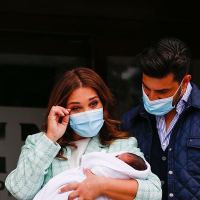 Paula Echevarría y Miguel Torres con su hijo