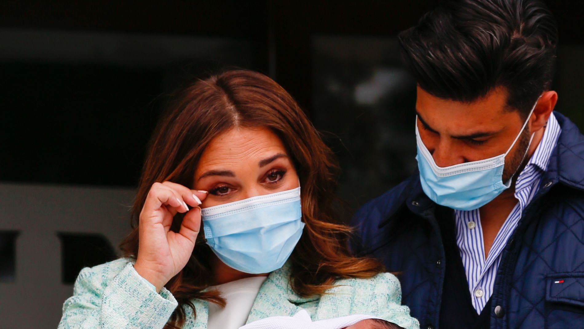 Paula Echevarr&iacute;a y Miguel Torres con su hijo