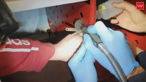 Vídeo: Los bomberos liberan el dedo de un niño de 14 años en un instituto de Madrid Vídeo: Los bomberos liberan el dedo de un niño de 14 años en un instituto de Madrid