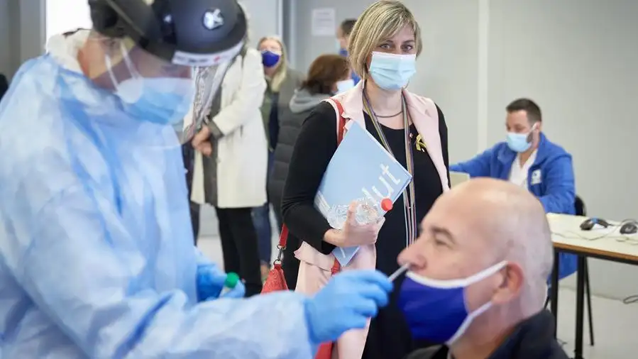 Cataluña pide a Sanidad retrasar la segunda dosis de la vacuna de Pfizer para llegar a más población Cataluña pide a Sanidad retrasar la segunda dosis de la vacuna de Pfizer para llegar a más población