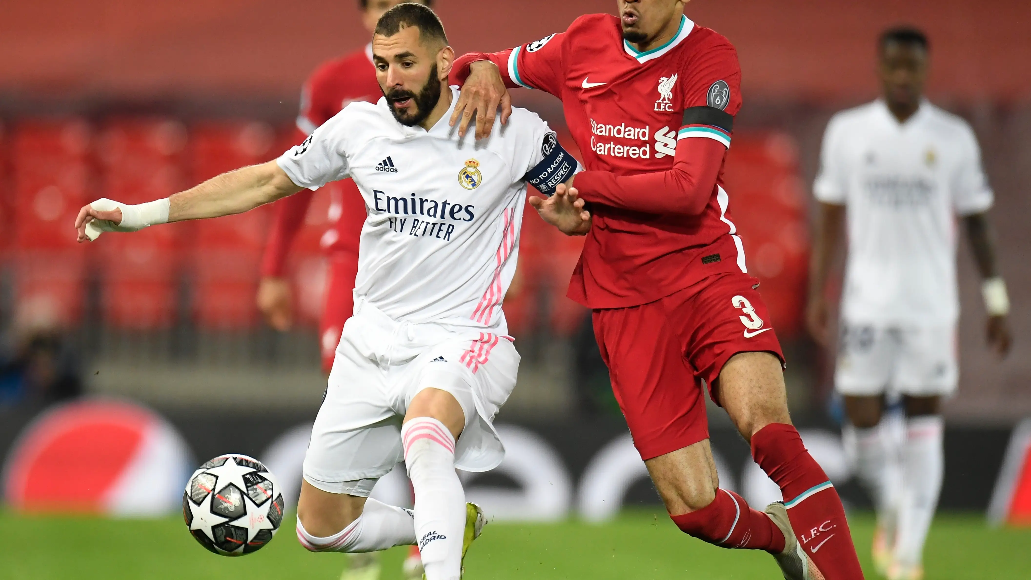 Benzema y Fabinho disputan un balón Benzema y Fabinho disputan un balón