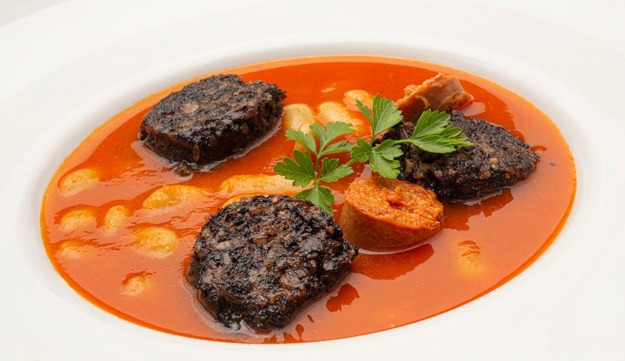 Receta de fabes con morcilla y chorizo "fácil de cocinar", de Karlos Arguiñano: "En 12 minutos están listas" Receta de fabes con morcilla y chorizo "fácil de cocinar", de Karlos Arguiñano: "En 12 minutos están listas"