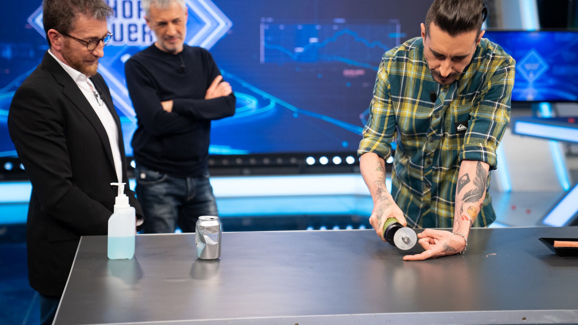 Marron se juega el dedo en 'El Hormiguero 3.0' con una sierra para escayolas