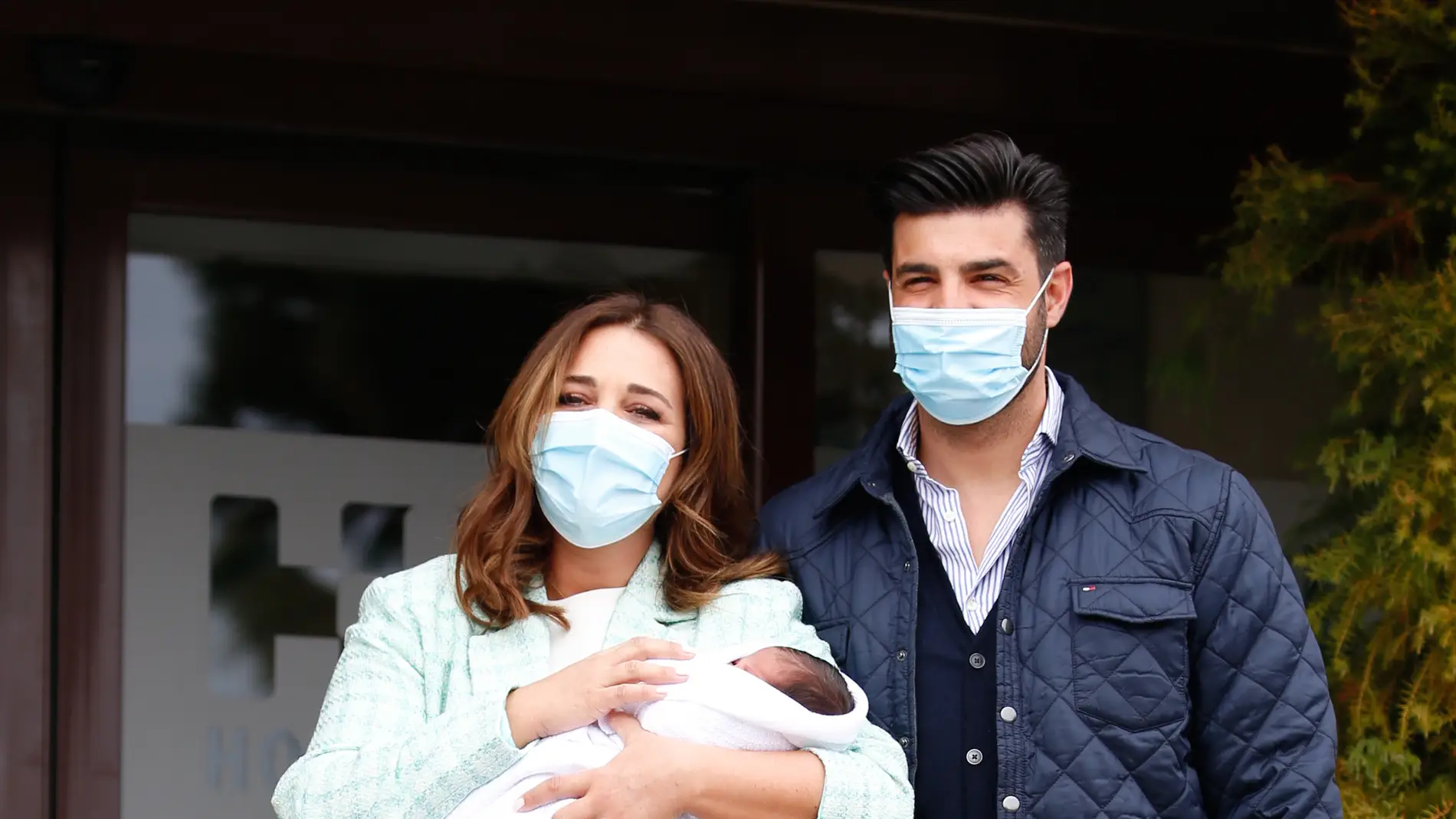 Paula Echevarría y Miguel Torres con su hijo recién nacido