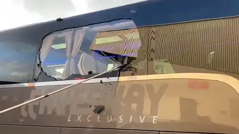 Apedrean el autobús del Real Madrid a su llegada a Anfield Apedrean el autobús del Real Madrid a su llegada a Anfield
