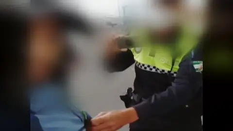 Detenido en Marbella por negarse a poner la mascarilla ante los policías al grito de "Habeas Corpus" Detenido en Marbella por negarse a poner la mascarilla ante los policías al grito de "Habeas Corpus"