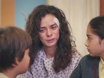 Bahar trata de explicar a Nisan y Doruk la muerte de Hatice Bahar trata de explicar a Nisan y Doruk la muerte de Hatice
