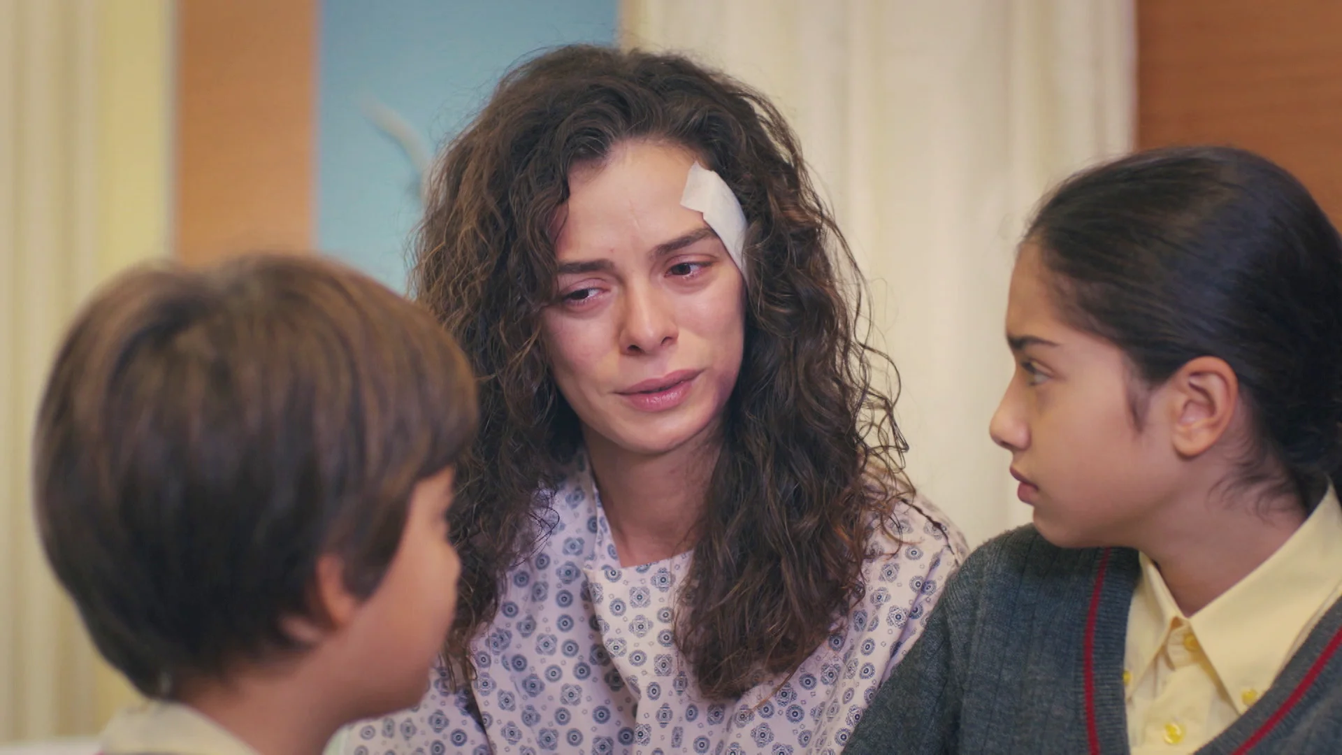 Bahar trata de explicar a Nisan y Doruk la muerte de Hatice Bahar trata de explicar a Nisan y Doruk la muerte de Hatice