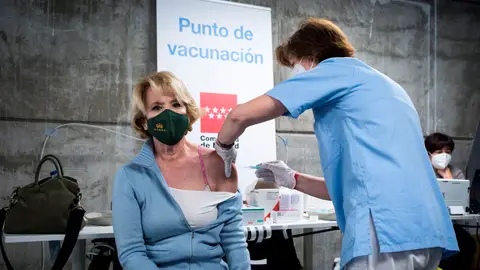 Esperanza Aguirre se pone la vacuna de AstraZeneca en el WiZink Center de Madrid Esperanza Aguirre se pone la vacuna de AstraZeneca en el WiZink Center de Madrid