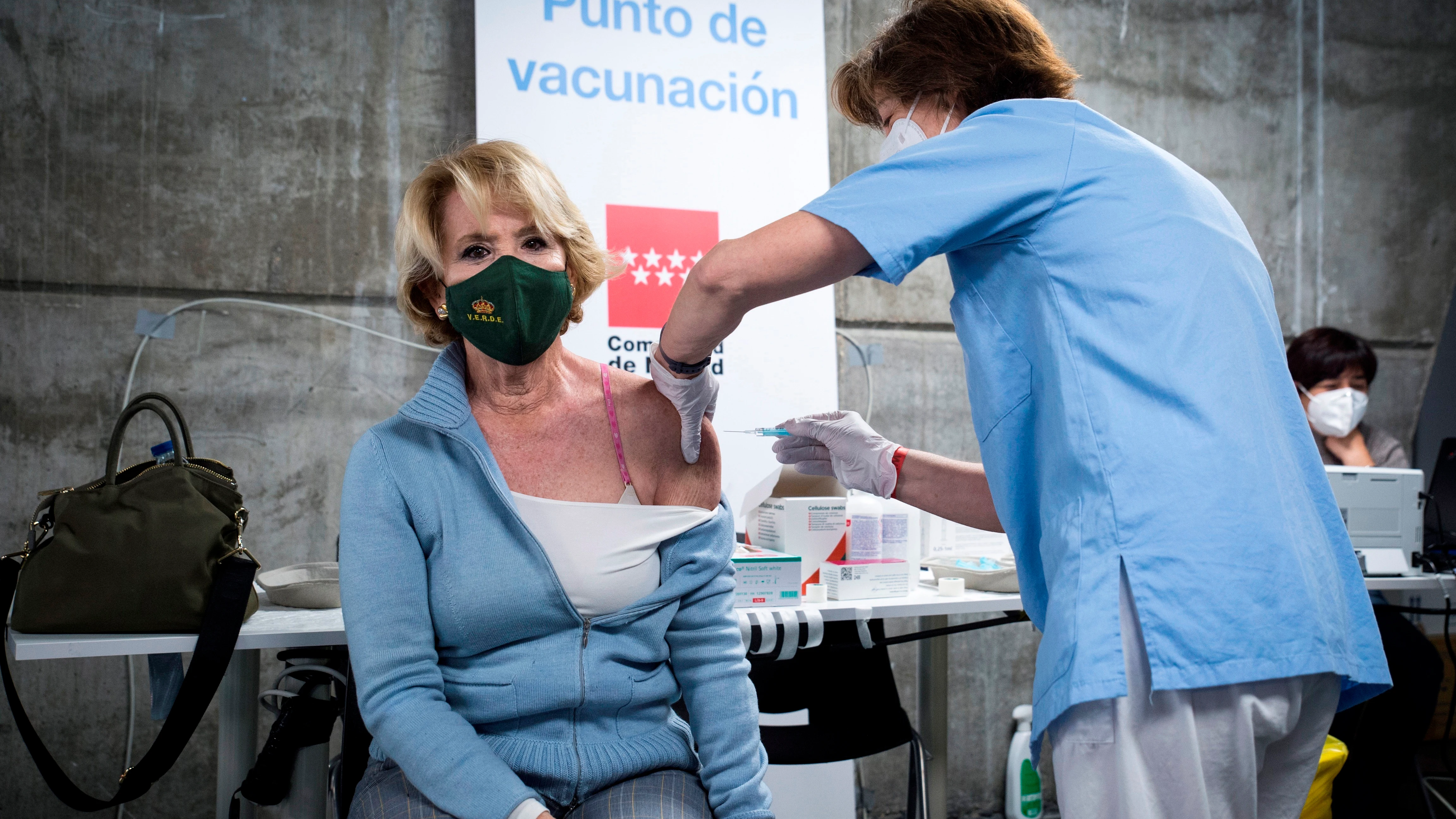 Esperanza Aguirre se pone la vacuna de AstraZeneca en el WiZink Center de Madrid
