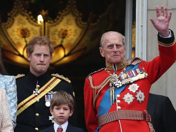 El príncipe Harry junto a su abuelo el duque de Edimburgo