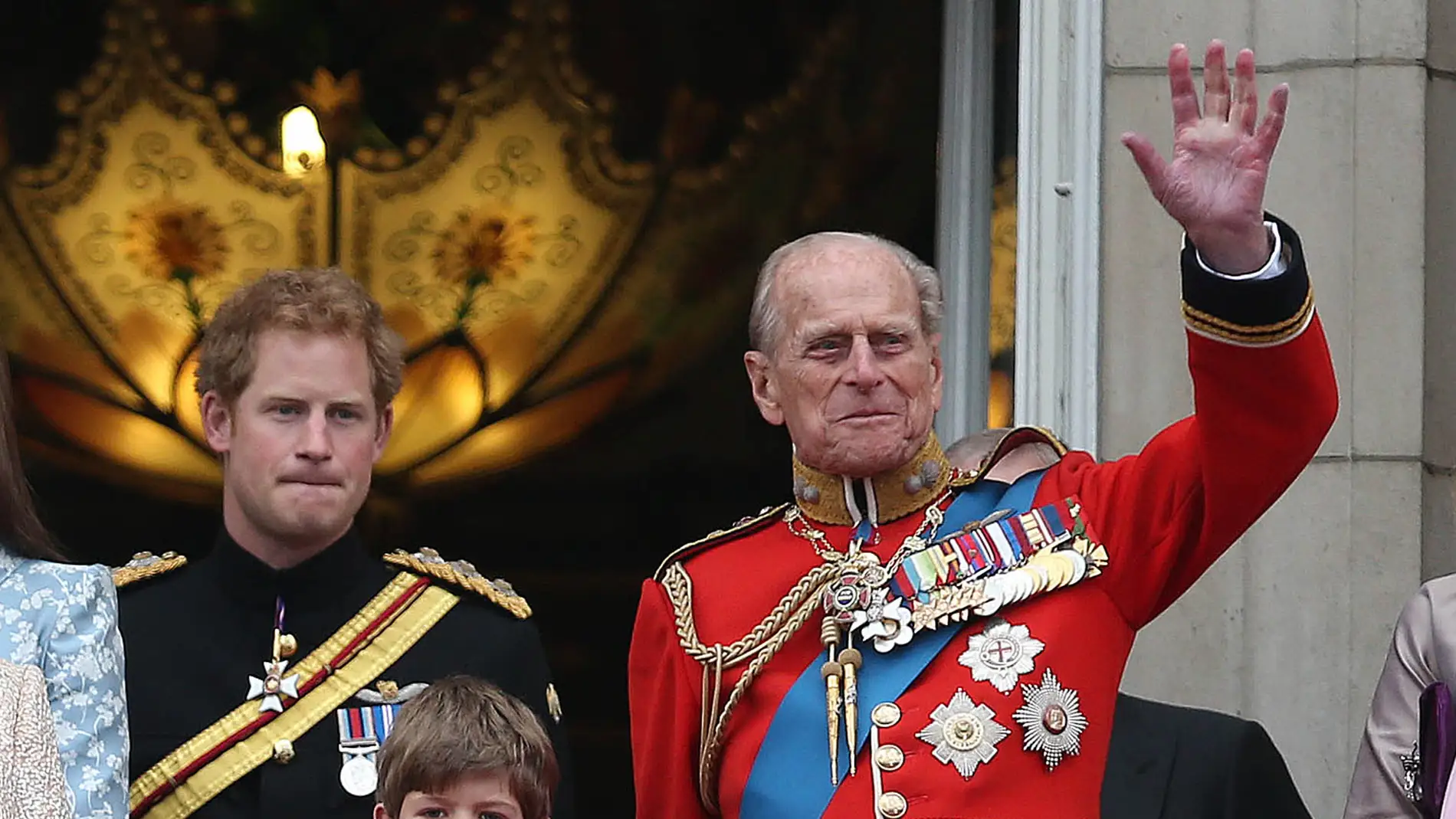 El príncipe Harry junto a su abuelo el duque de Edimburgo