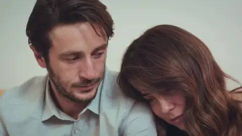 Emre y Ceyda, cada vez más cerca gracias al amor por Arda Emre y Ceyda, cada vez más cerca gracias al amor por Arda