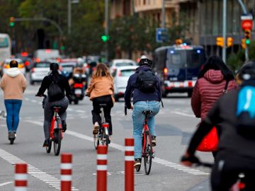 Varios ciclistas circulan por Barcelona este miércoles