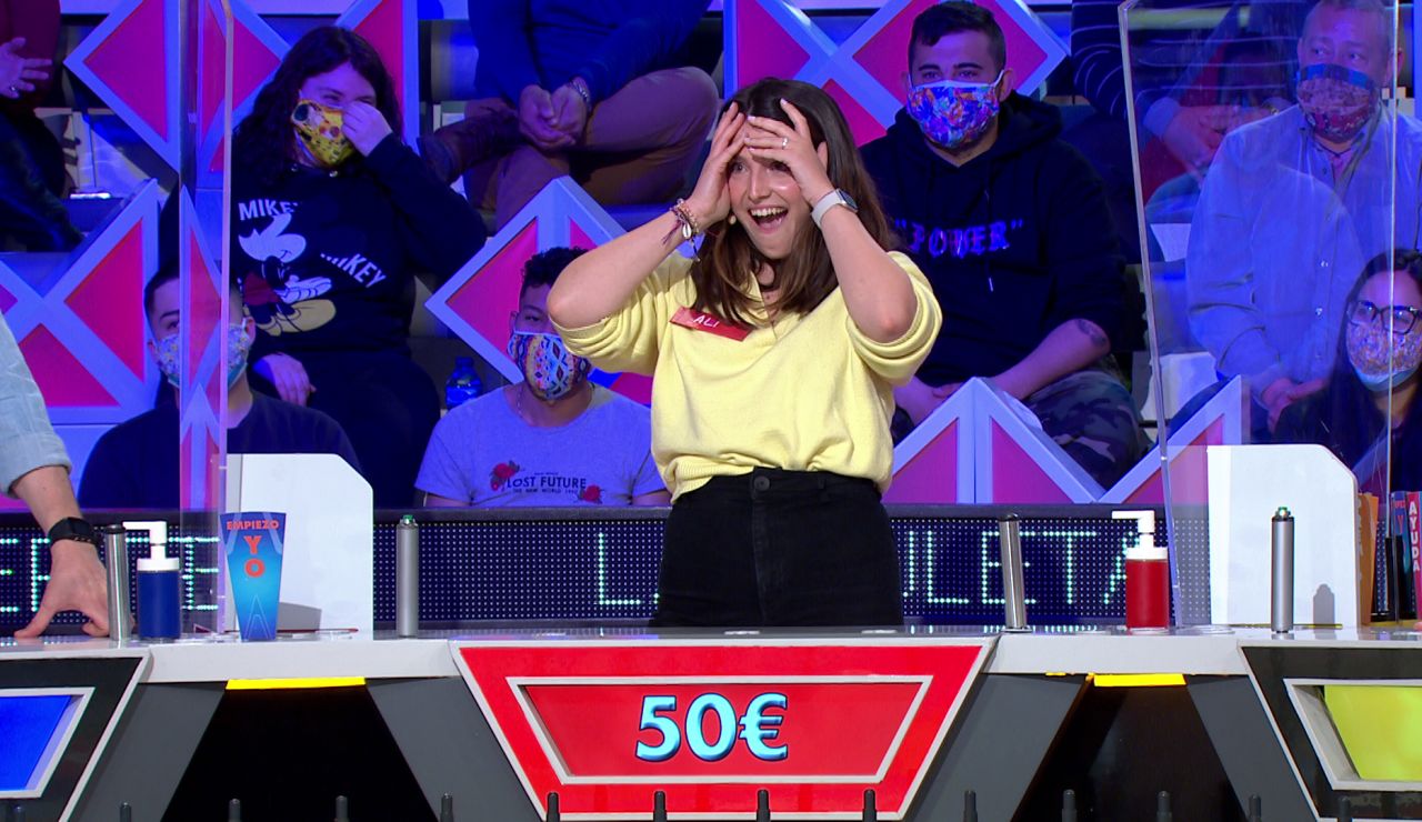 “Esto ya no sale ni en los ‘zappings’”, las palabras de Jorge Fernández tras el lapsus de Ali en ‘La ruleta de la suerte’’ “Esto ya no sale ni en los ‘zappings’”, las palabras de Jorge Fernández tras el lapsus de Ali en ‘La ruleta de la suerte’’