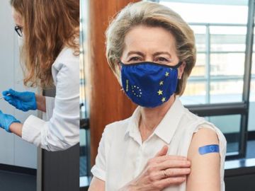 Von der Leyen recibe la vacuna contra el coronavirus sin especificar el fármaco inyectado