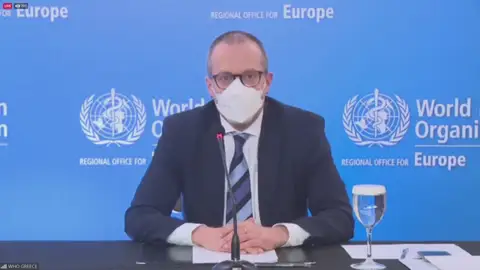 La OMS defiende la seguridad de las vacunas: "El riesgo de tener un trombo es más alto si tienes covid que si te vacunas con AstraZeneca" La OMS defiende la seguridad de las vacunas: "El riesgo de tener un trombo es más alto si tienes covid que si te vacunas con AstraZeneca"