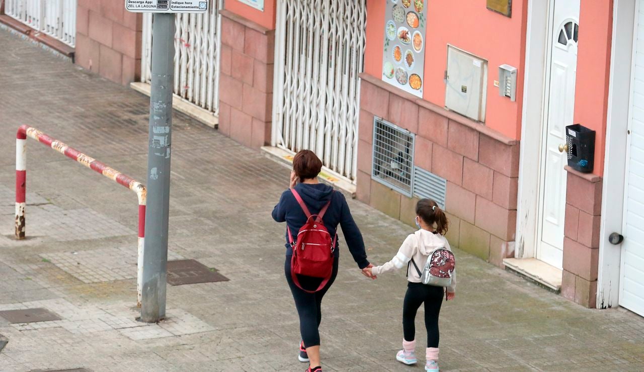 Una madre pasea con su hija por Tenerife Una madre pasea con su hija por Tenerife