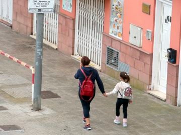 Una madre pasea con su hija por Tenerife