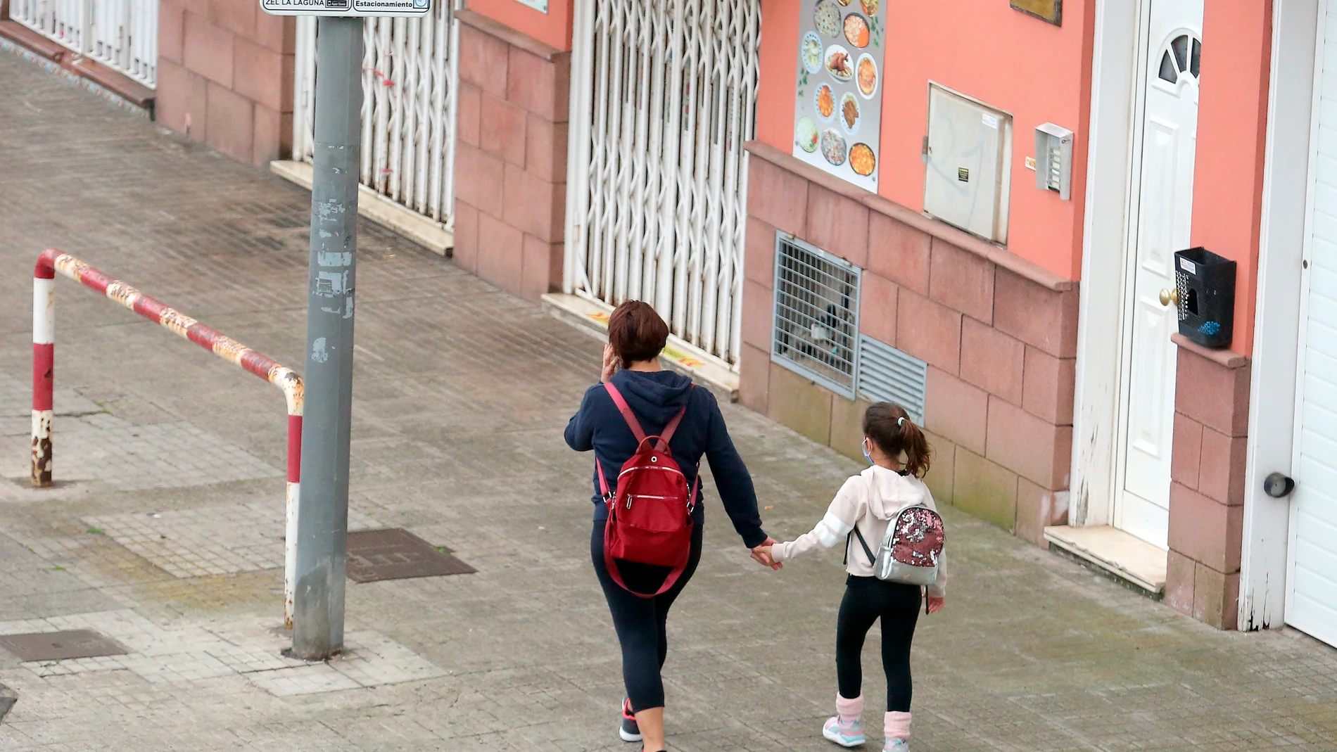 Una madre pasea con su hija por Tenerife