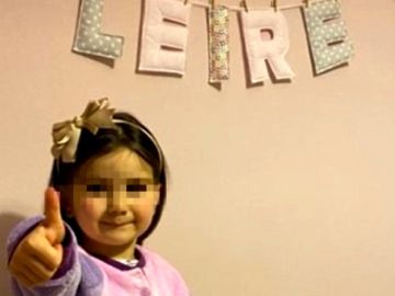 Una niña de 3 años acepta cortase el pelo por primera vez para donarlo a los niños con cáncer
