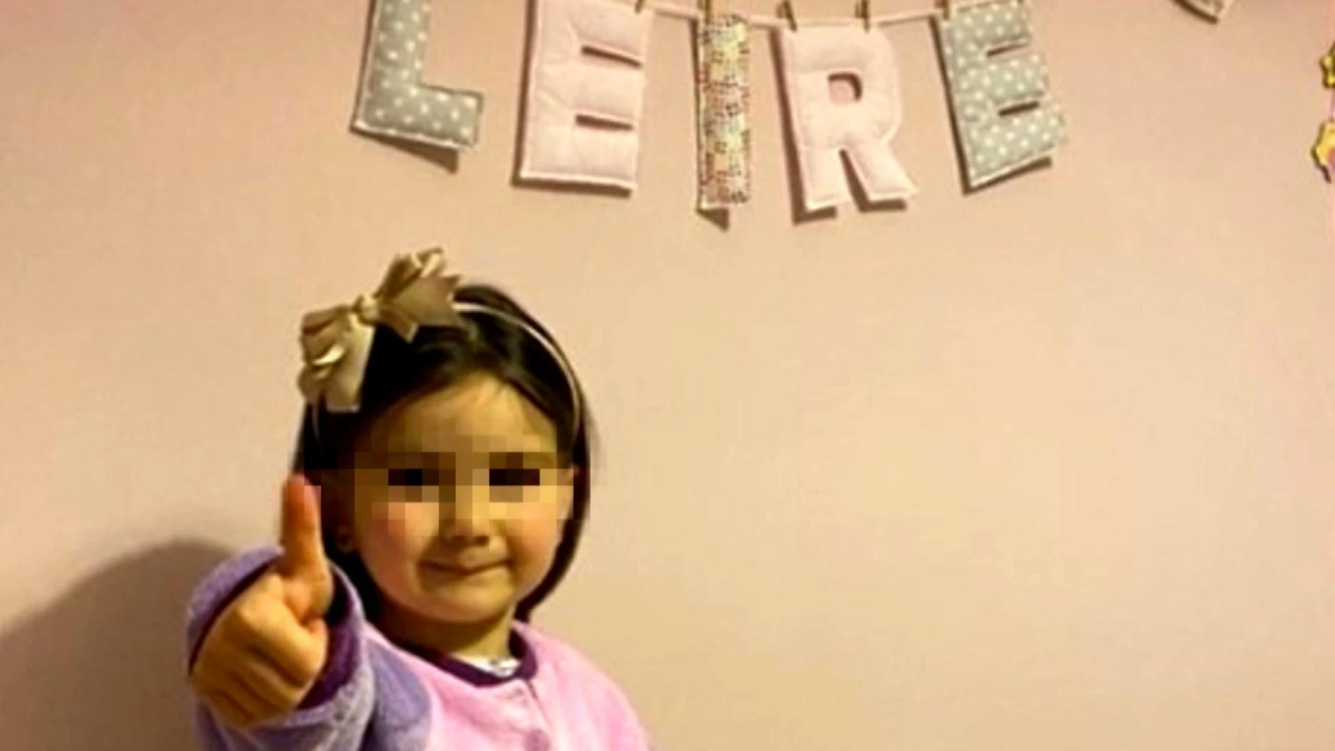 Una niña de 3 años acepta cortase el pelo por primera vez para donarlo a los niños con cáncer