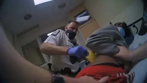 Vídeo: Agentes de policía matan a tiros a un joven negro en un hospital de Ohio Vídeo: Agentes de policía matan a tiros a un joven negro en un hospital de Ohio