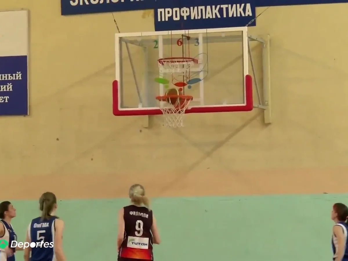 Baloncesto con dos aros en cada canasta, la nueva modalidad rusa: 