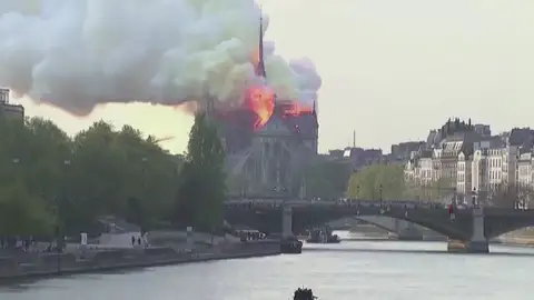 Macron mantiene su compromiso para que Notre Dame esté reconstruida para 2024 Macron mantiene su compromiso para que Notre Dame esté reconstruida para 2024