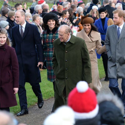 El príncipe Guillermo, Kate Middleton, Meghan Markle y el príncipe Harry junto a su abuelo el duque de Edimburgo