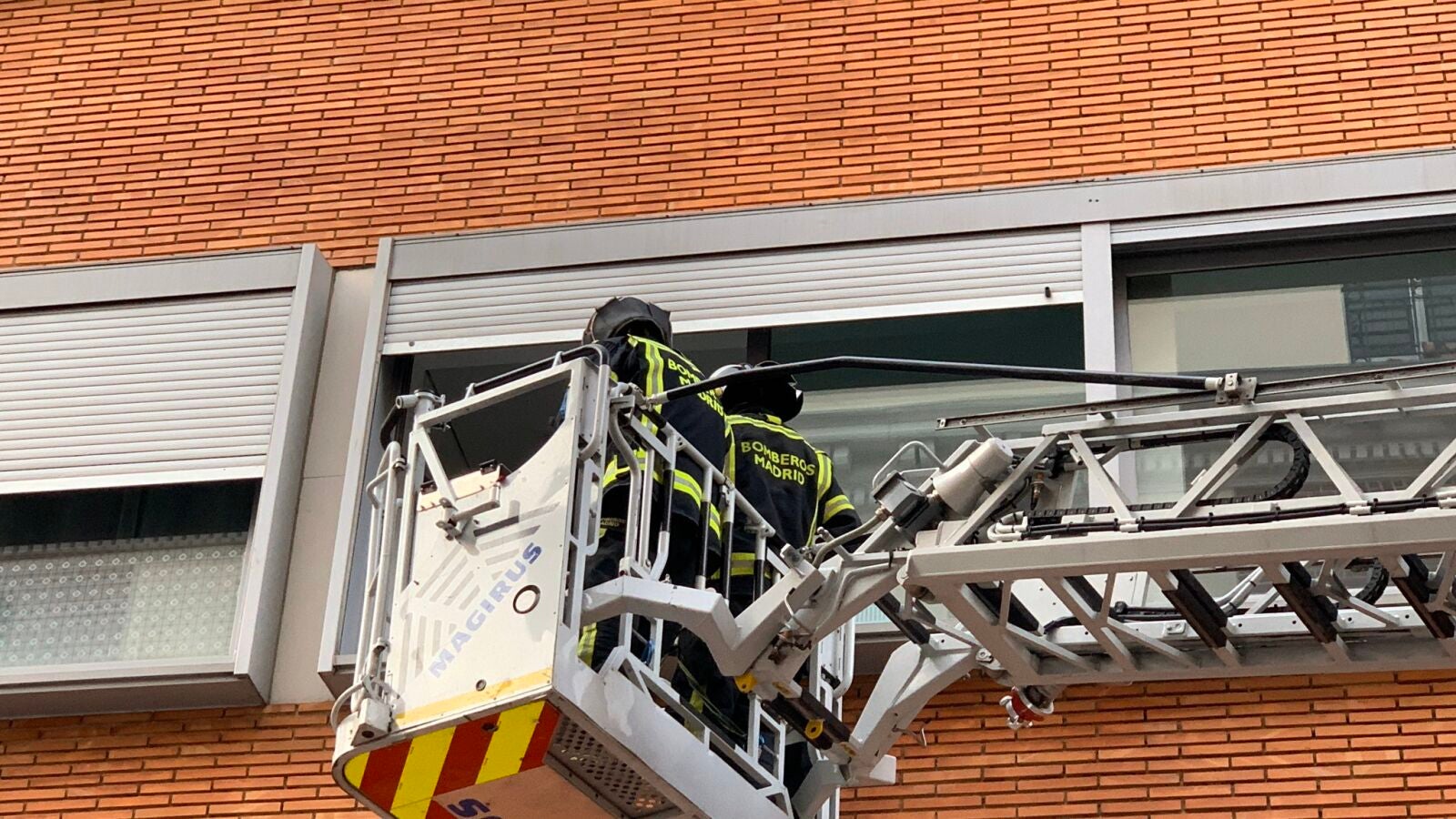 13 heridos leves y vecinos de 10 pisos realojados por un incendio, ya extinguido, en un edificio en Vallecas