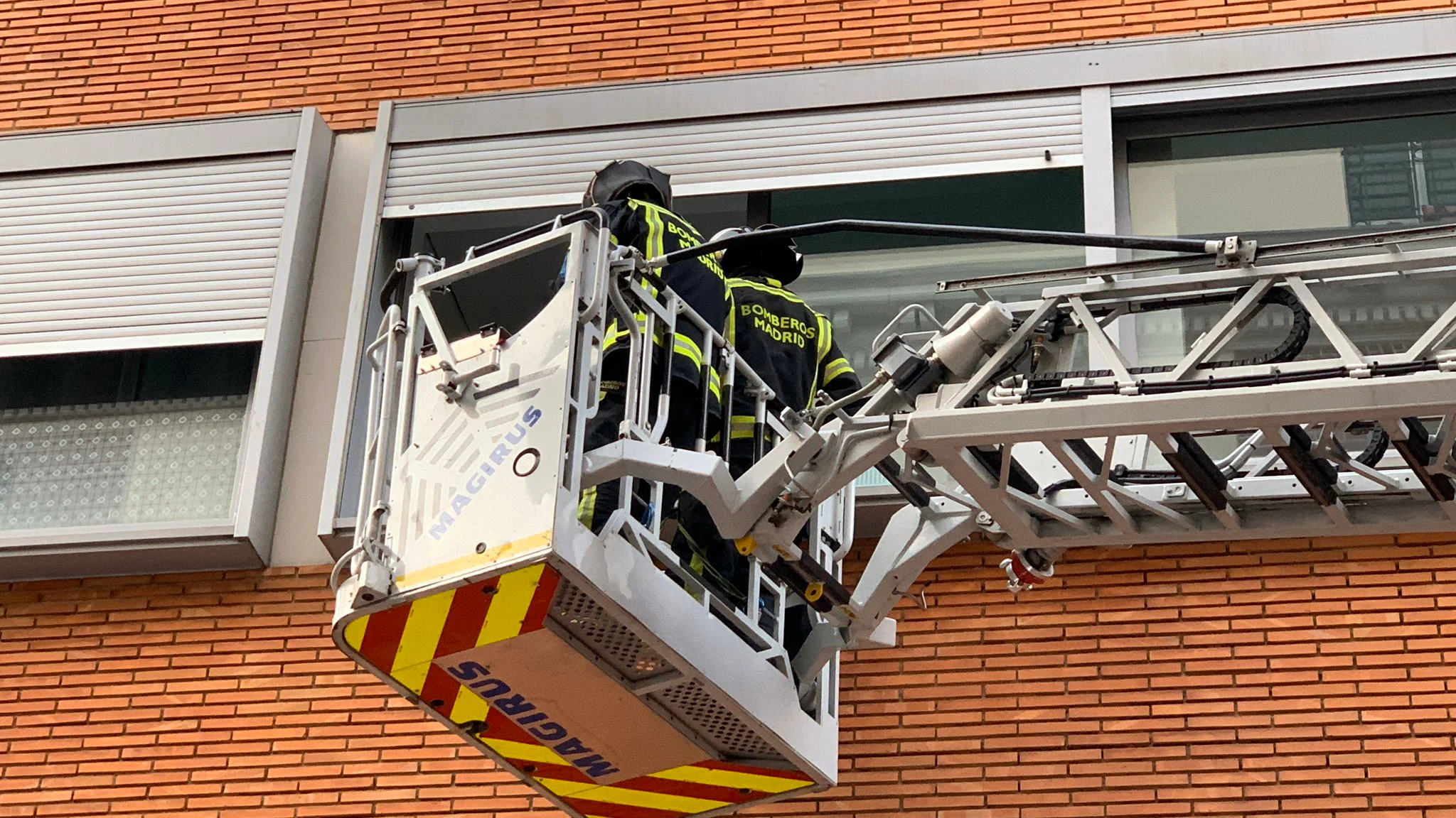 Incendio Madrid: 13 heridos leves y vecinos de 10 pisos realojados por un incendio en Vallecas Incendio Madrid: 13 heridos leves y vecinos de 10 pisos realojados por un incendio en Vallecas
