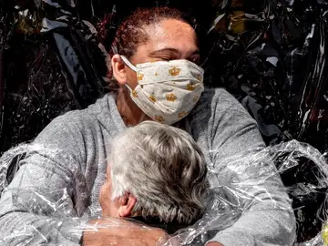 El primer abrazo de la pandemia, foto del año en el World Press Photo 2021 El primer abrazo de la pandemia, foto del año en el World Press Photo 2021