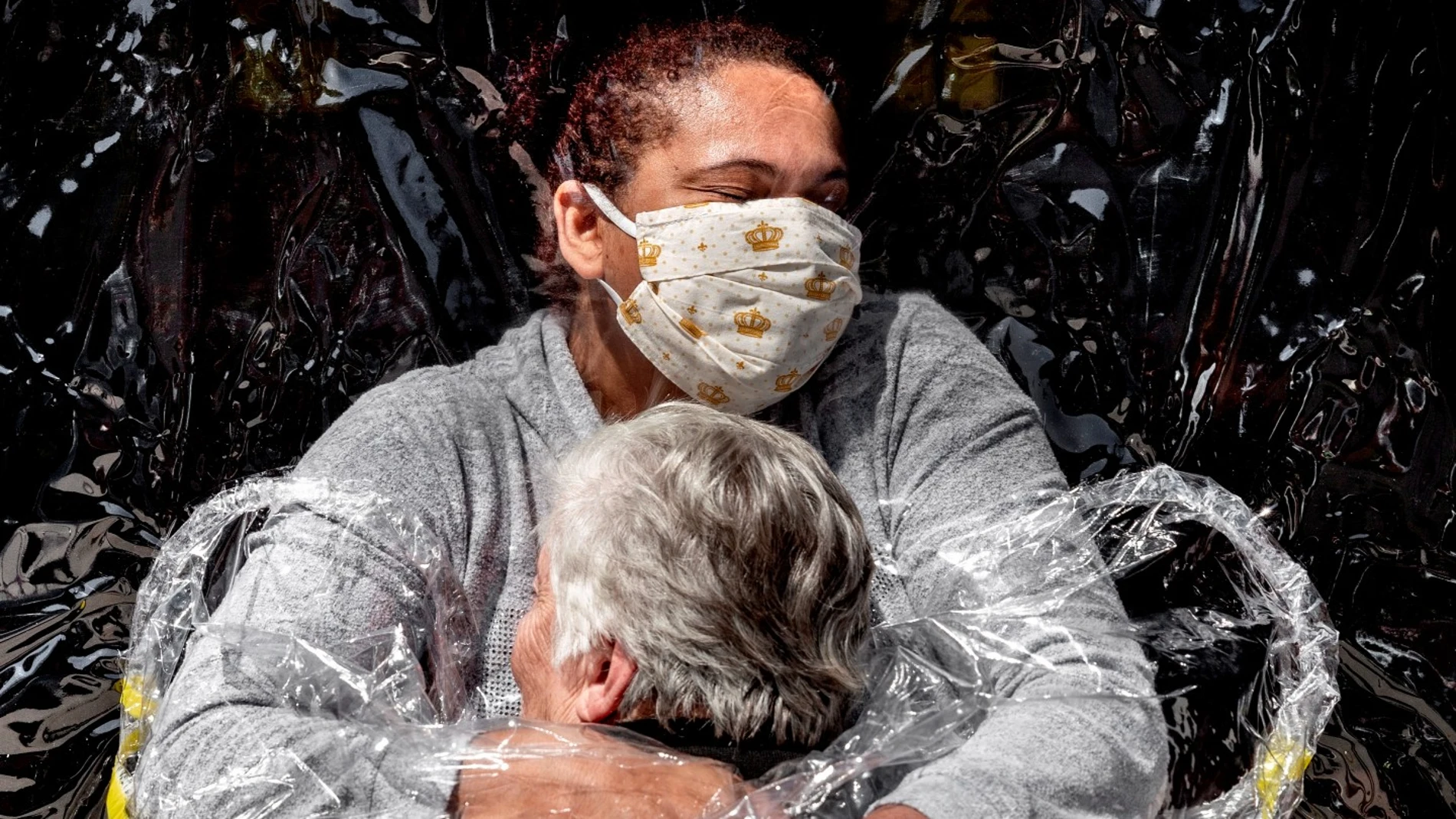 El primer abrazo de la pandemia, foto del año en el World Press Photo 2021