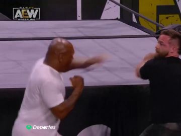 A Mike Tyson se le va la mano en un show de lucha libre y noquea a Cash Wheeler