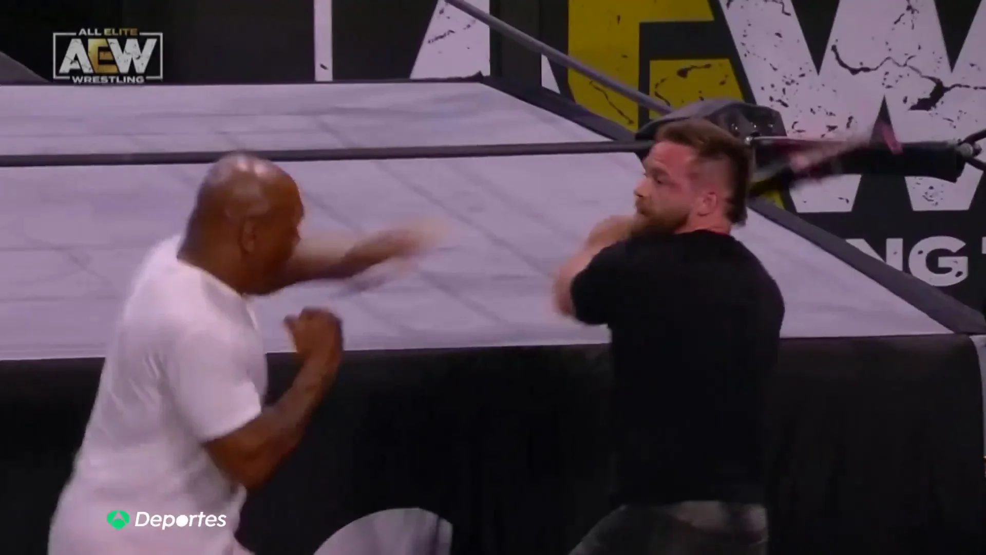 A Mike Tyson se le va la mano en un show de lucha libre y noquea a Cash Wheeler