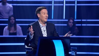 Los espíritus de Chiquito de la Calzada, Miguel Gila, Lina Morgan y Cantinflas guían a Carlos Latre a los 20.000 euros